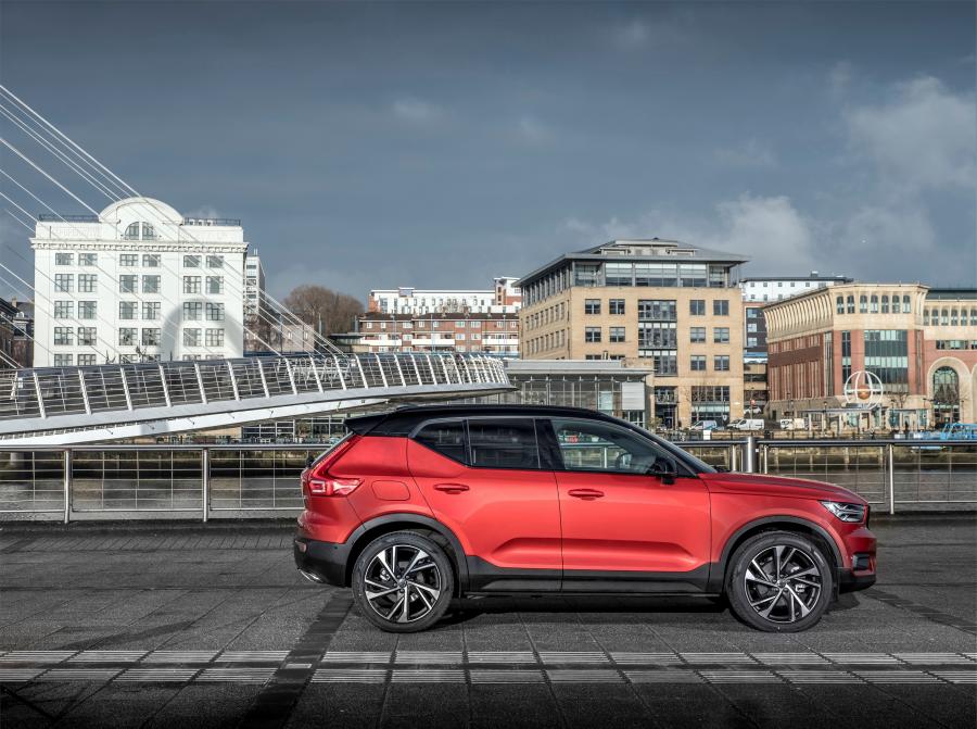  Volvo XC40 D4 R-Design 2017 года  (UK) (фото 25 из 40)